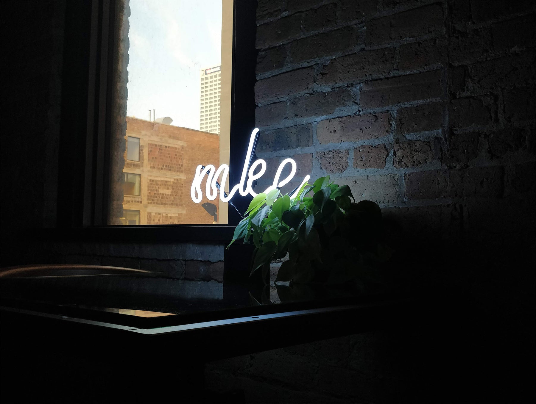 Lampu neon MKE